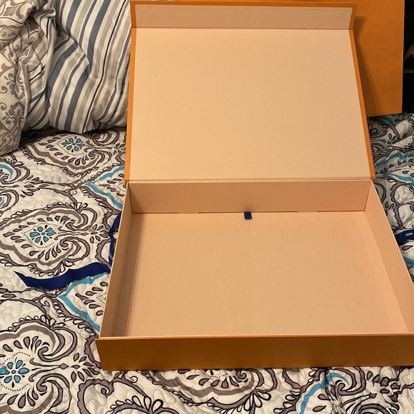 Louis Vuitton box with ribbon! - Picture 2 of 2